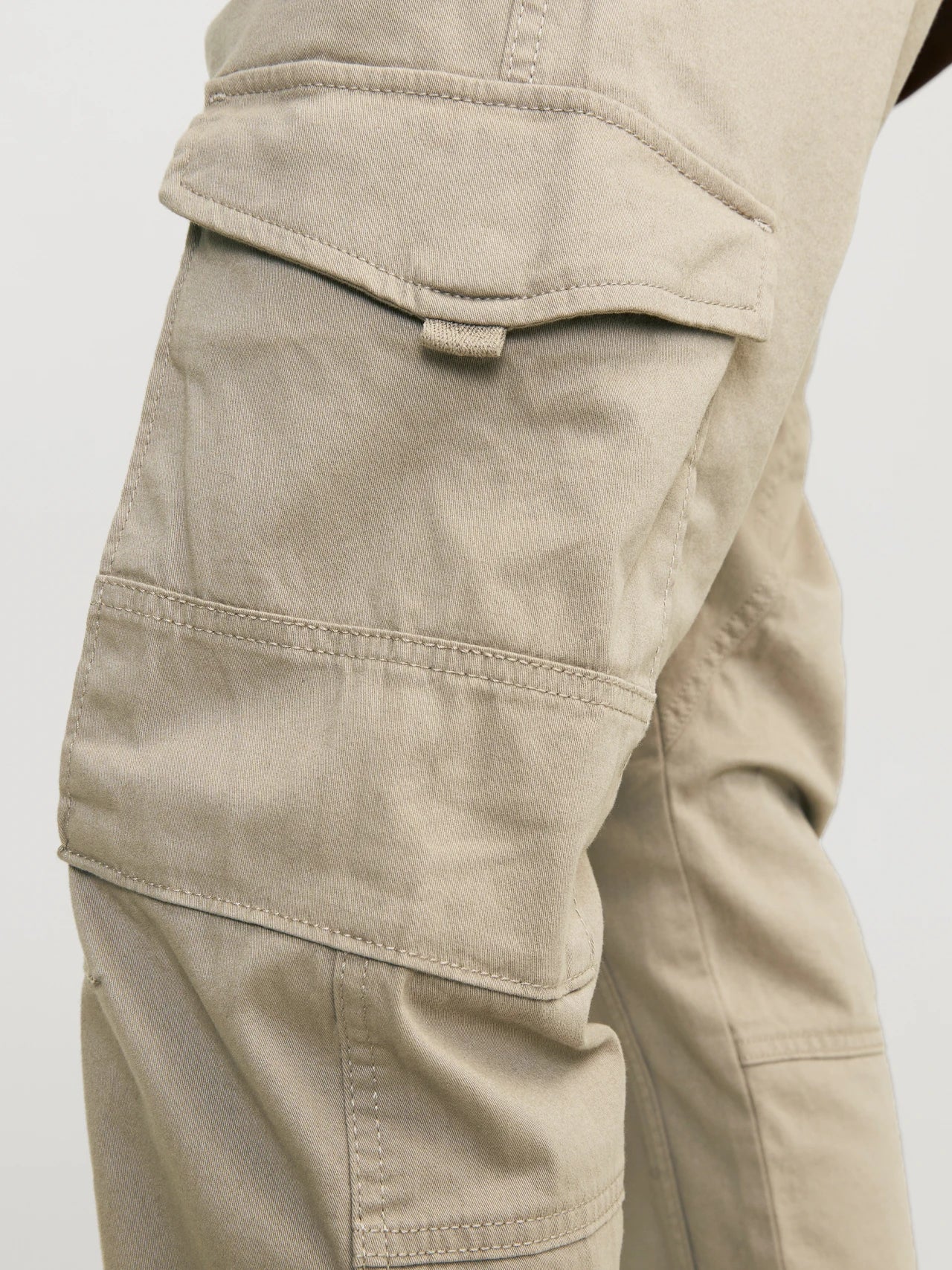 PANTALONES CARGO CORTE SLIM FIT