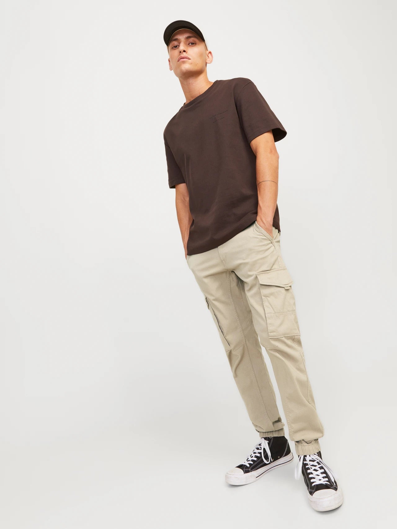 PANTALONES CARGO CORTE SLIM FIT