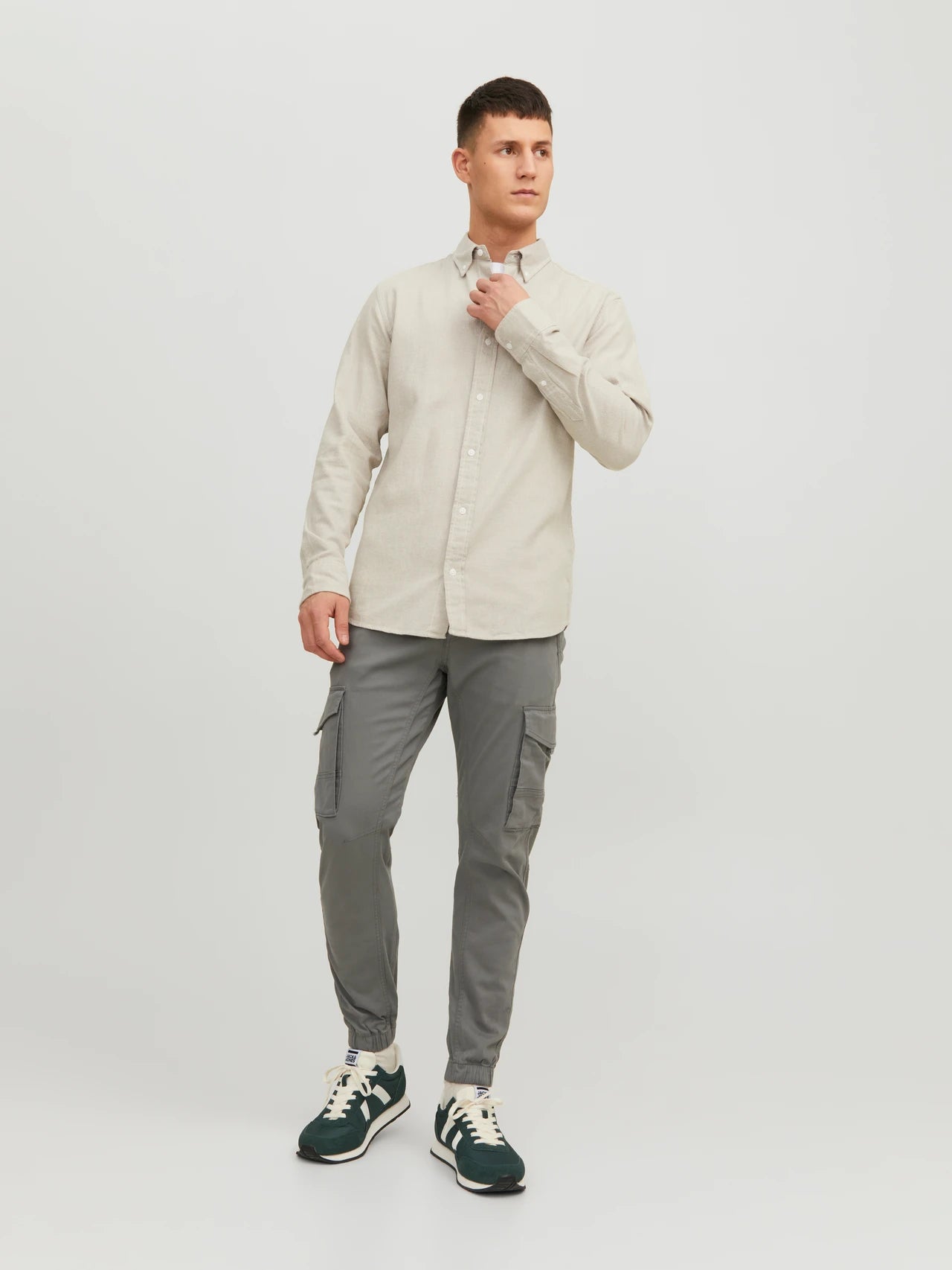 PANTALONES CARGO CORTE SLIM FIT
