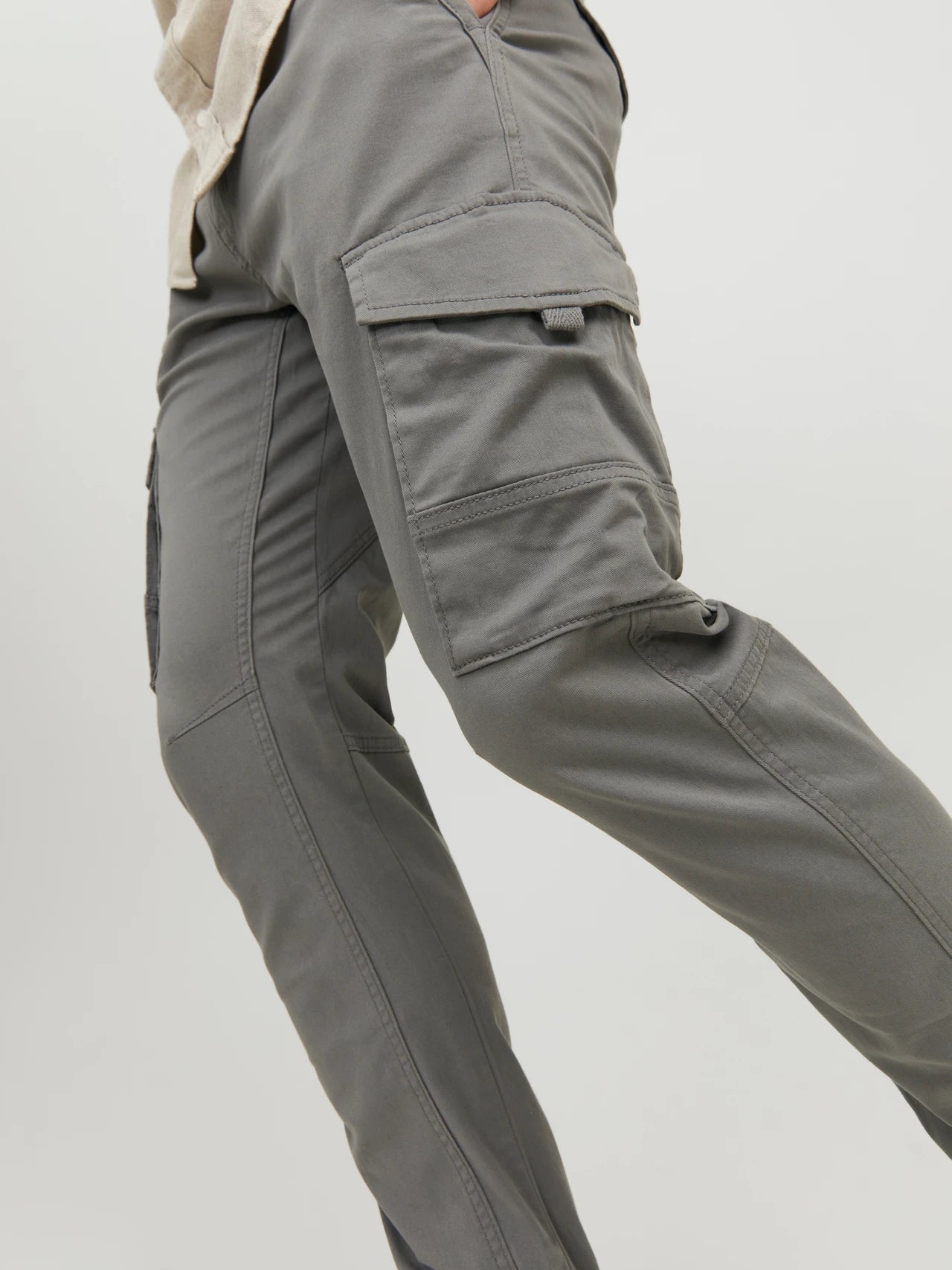 PANTALONES CARGO CORTE SLIM FIT