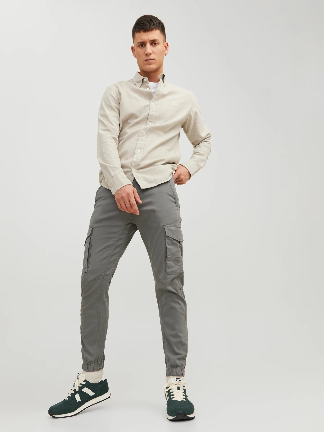 PANTALONES CARGO CORTE SLIM FIT