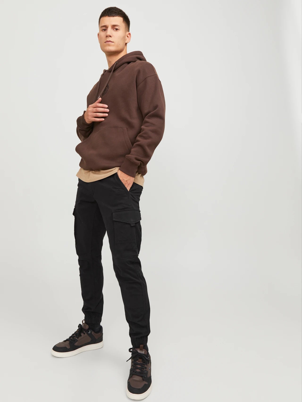 PANTALONES CARGO CORTE SLIM FIT