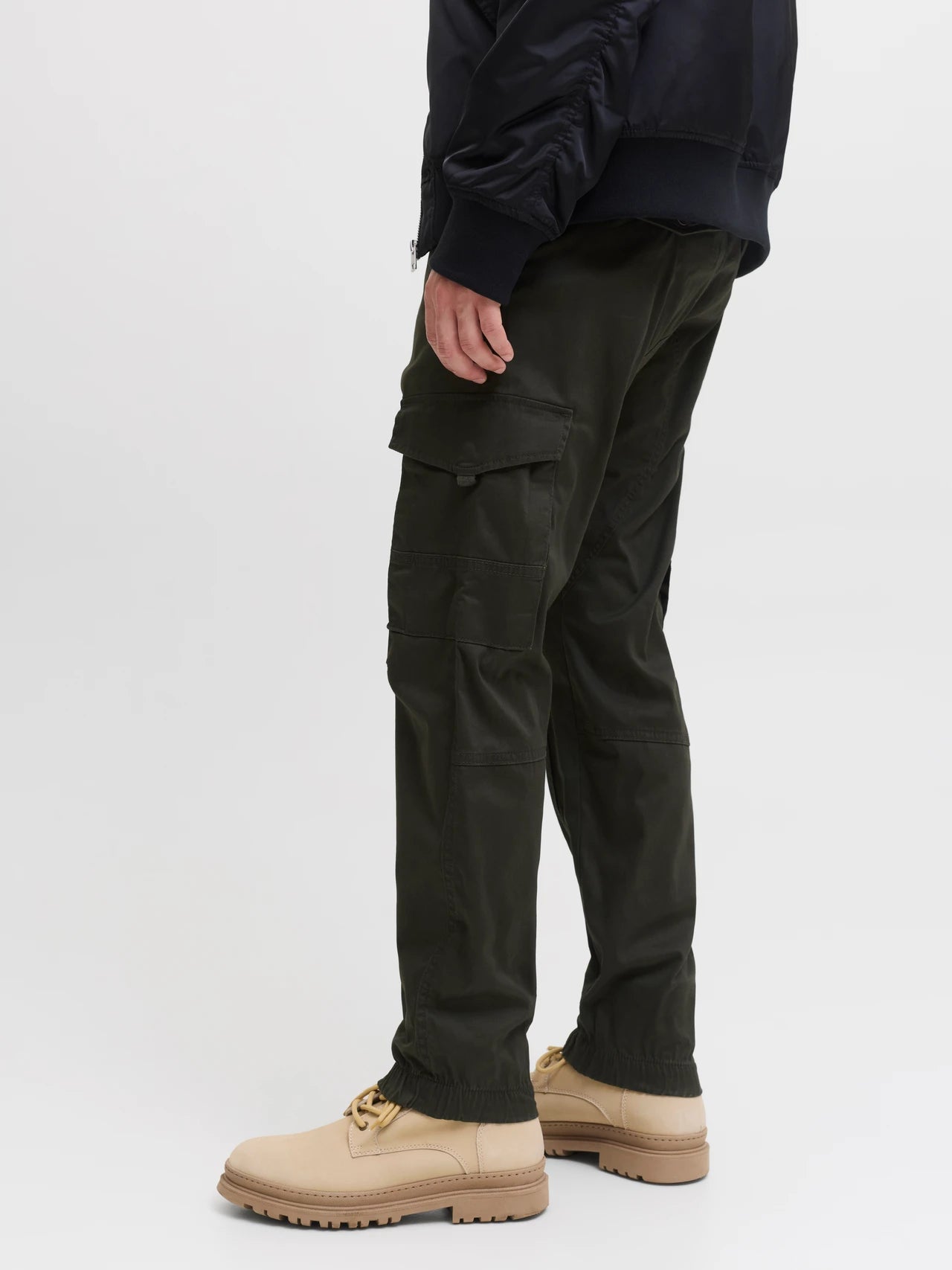 PANTALONES CARGO CORTE SLIM FIT